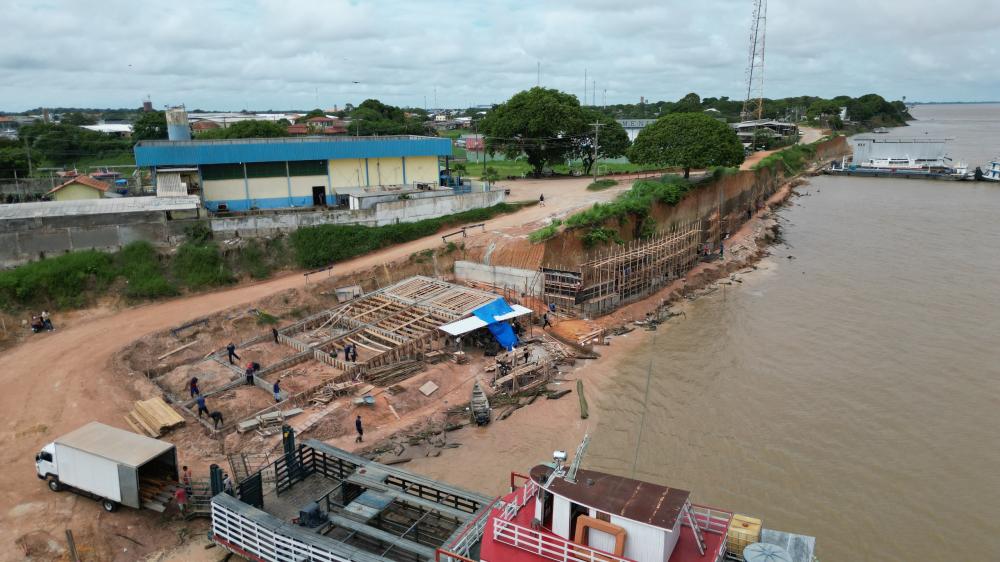 Obras do muro de arrimo avançam na orla da Santa Clara