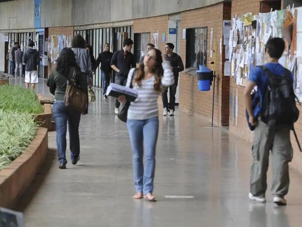 Estudantes de licenciatura podem se cadastrar para concorrer a bolsas