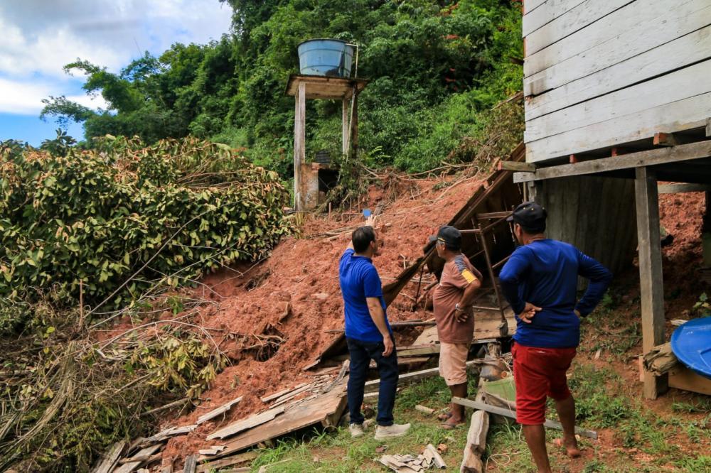 Mateus Assayag visita área de desbarrancamento na comunidade São Paulo da Valéria