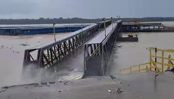 Empurrador de balsas atinge flutuante do porto do município de Borba