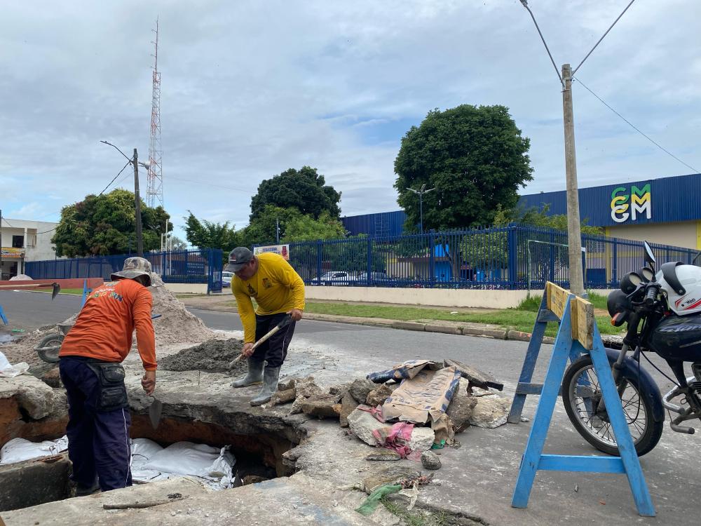 Após acidentes, Secretaria de Obras trabalha para tapar cratera na rua Fausto Bulcão, em Parintins