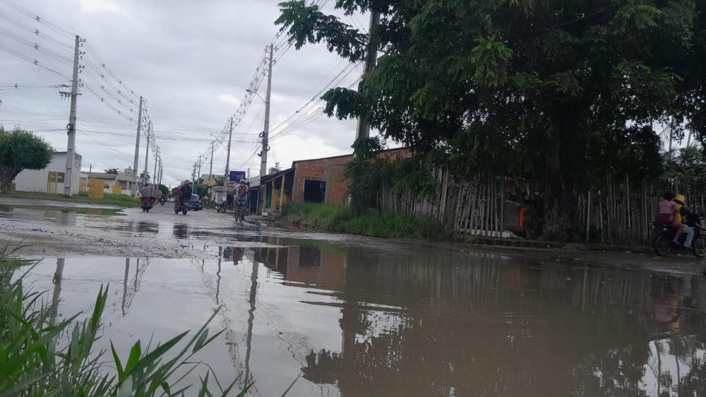 Moradores enfrentam problemas com água parada na Estrada do Macurany