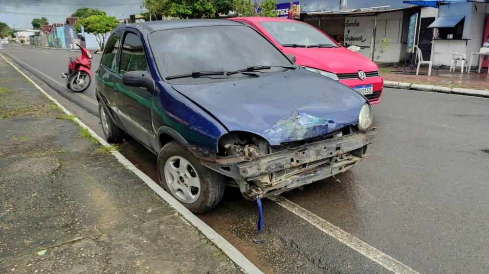 Três carros e uma moto se envolvem em acidente de trânsito na avenida Paraíba
