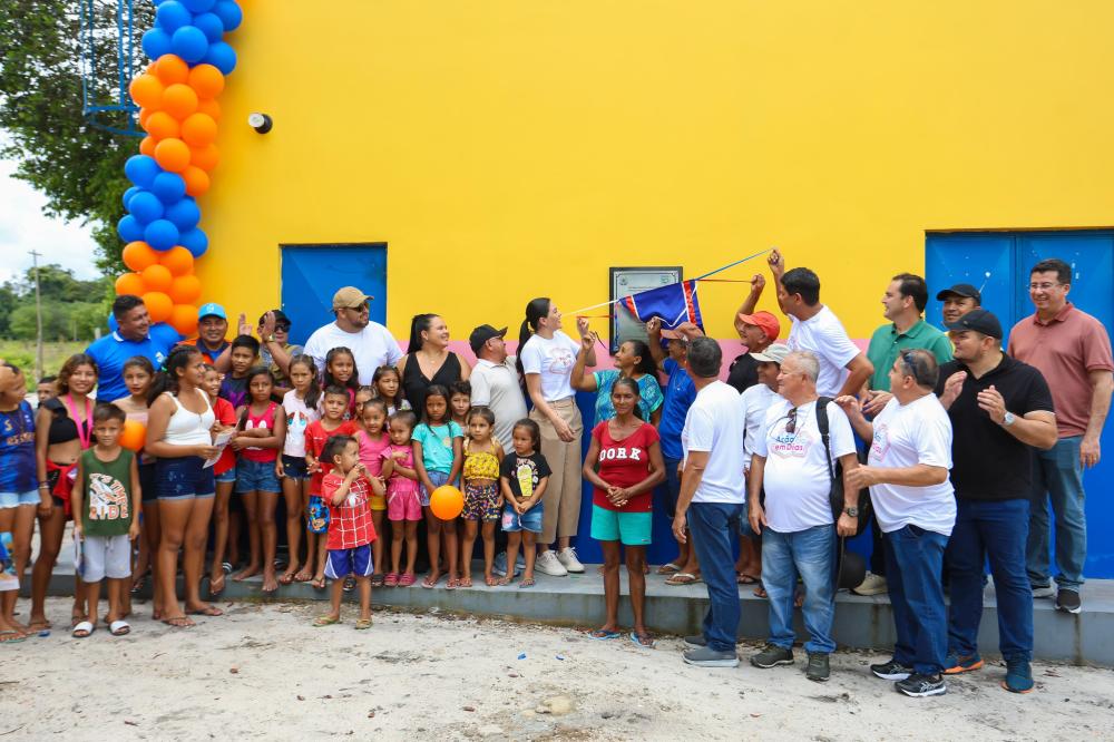 Mayra Dias entrega novo sistema de água da comunidade da Bolívia, em Nhamundá