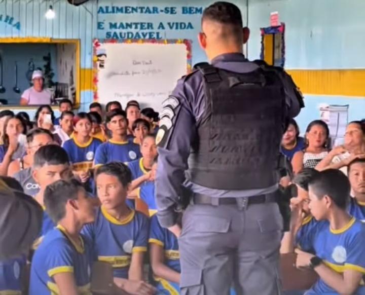 Equipe do Proerd participa do projeto 'Parada Obrigatória' em escola da zona rural de Parintins