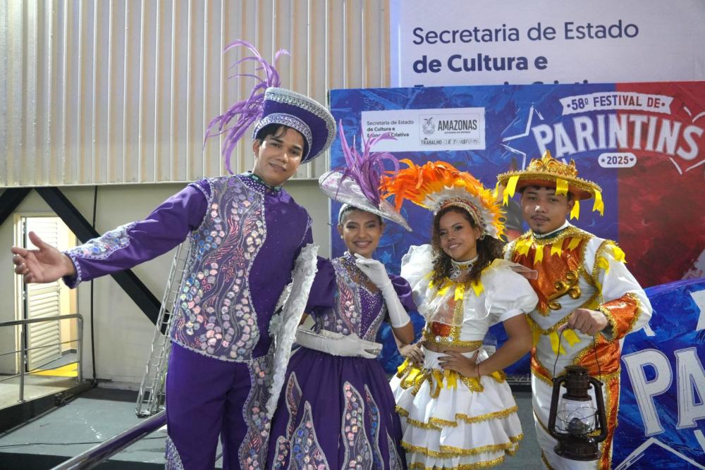 Alunos do Liceu Parintins dão vida a personagens da cultura amazônica no Bumbódromo