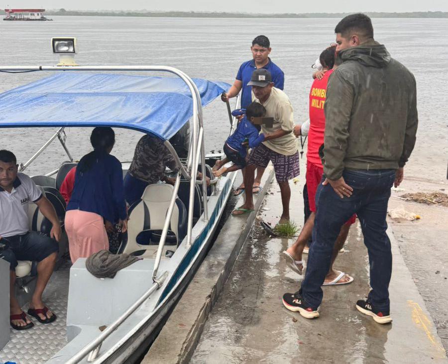 Embarcação naufraga com cinco pessoas, entre elas 2 crianças, em frente a cidade de Maués