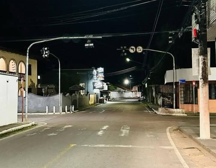 Semáforo com defeito há mais de 15 dias preocupa motoristas no centro de Parintins