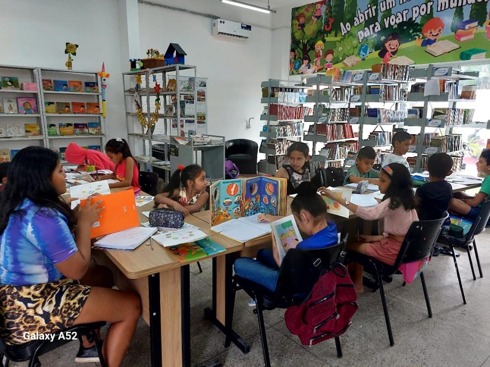 Biblioteca da Estação Cidadania João do Carmo oferta oficina de Inglês e Libras para adultos