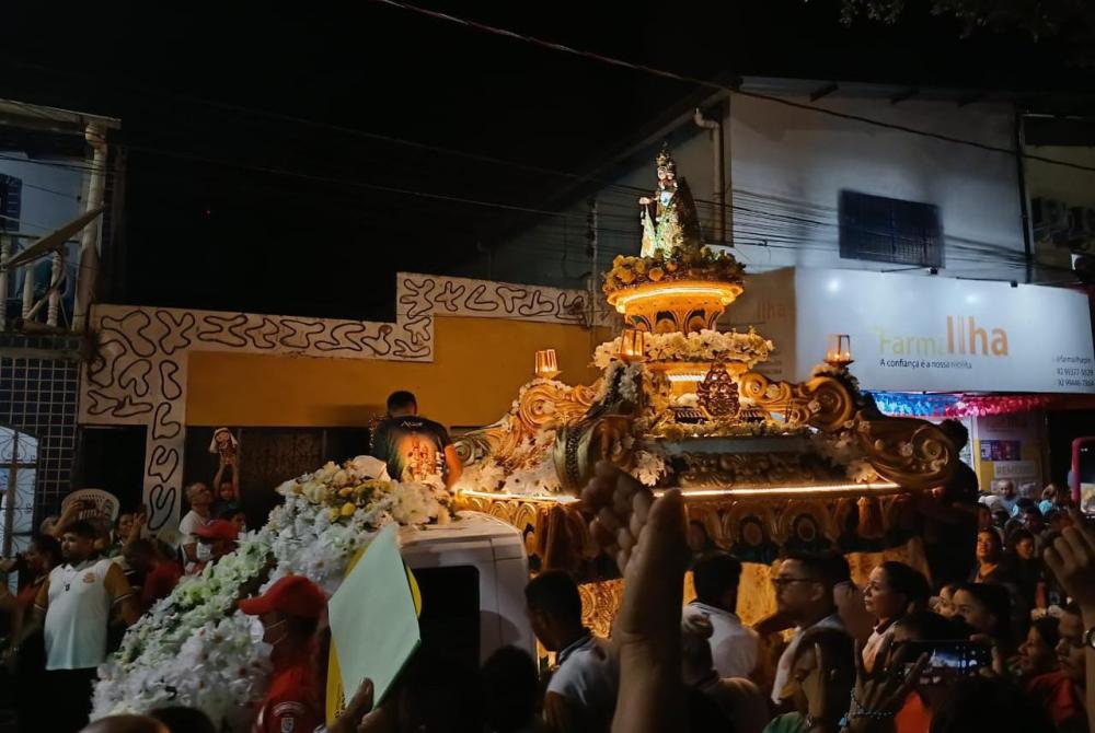Milhares de fiéis celebram último dia da tradicional festa da padroeira de Parintins