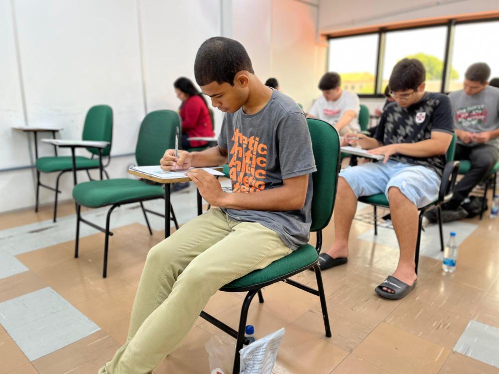 Seduc Parintins realiza 'Dia D' de solicitação da taxa de isenção da UEA para alunos do ensino médio