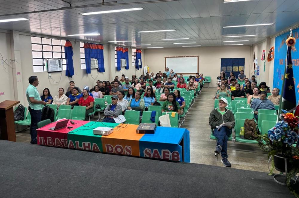 Professores participam do 3º Encontro de Formação Continuada em Parintins