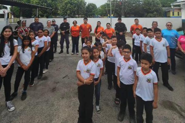 Alunos da Escola Municipal Guajarina Prestes participam de momento cívico no 11º BPM em Parintins