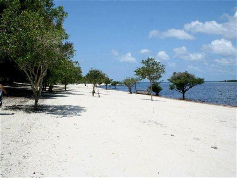 Banhistas fazem alerta para utilização de garrafas de vidro em praia devido aos registros de acidentes