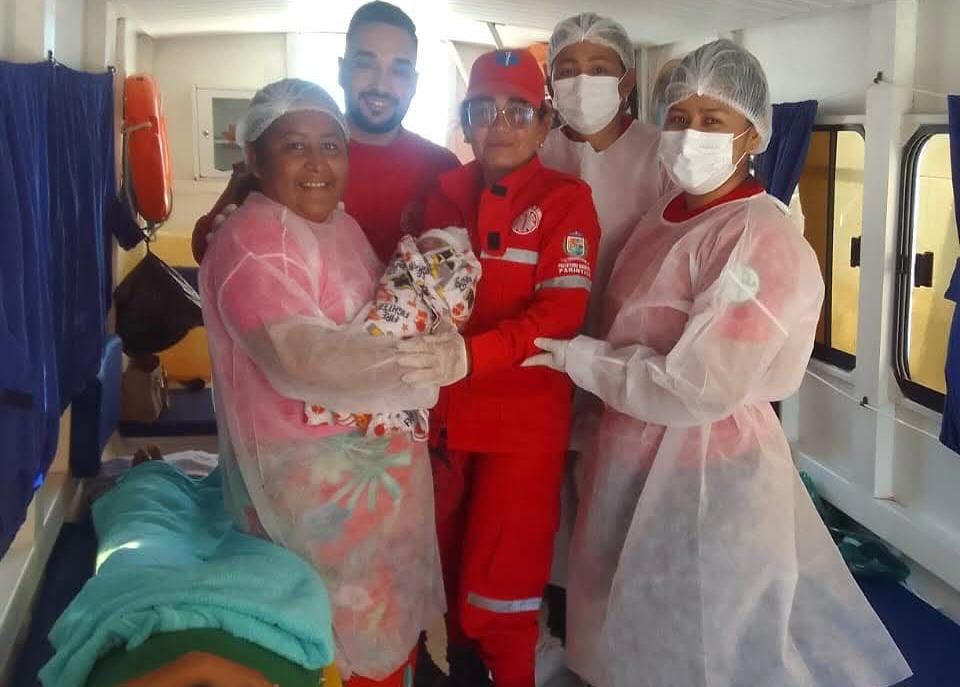 Mulher entra em trabalho de parto dentro de ambulancha no Porto de Parintins