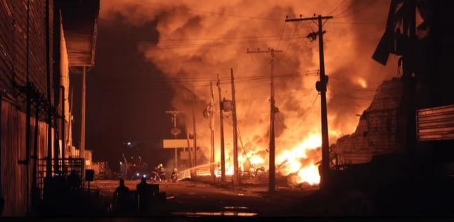 Incêndio de grandes proporções consome fábrica de montadora de veículos no Distrito Industrial de Manaus