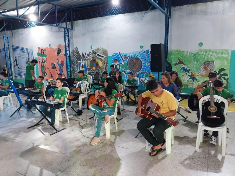 AMBI 2 busca profissionais para ministrar oficinas de violão e teclado em Parintins