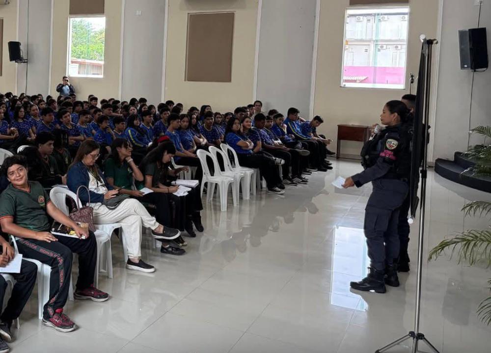 Ronda Maria da Penha do 11° BPM realiza palestra educativa para estudantes em Parintins
