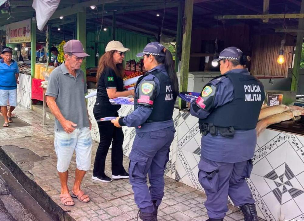 Ronda Maria da Penha e Samic realizam ação de panfletagem nas orlas dos bairros Itaúna e União em Parintins
