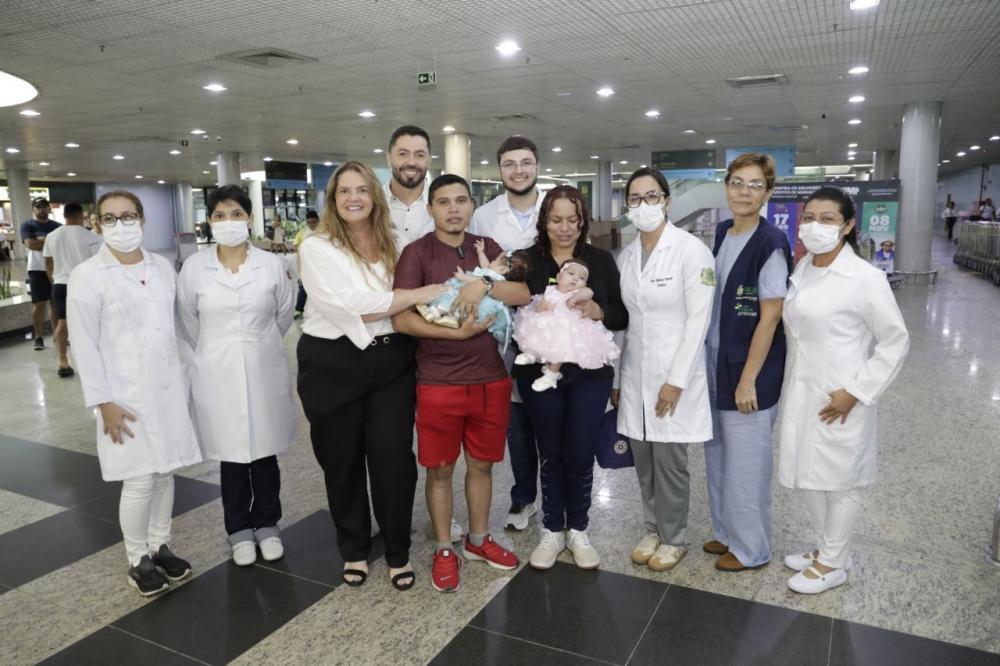 Gêmeas siamesas que nasceram no Amazonas e passaram por cirurgia de separação em Goiás retornam ao estado