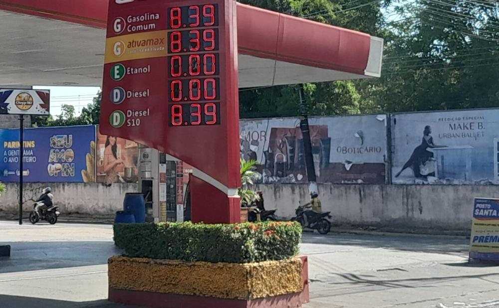 Gasolina cai na Capital, mas preço segue elevado em Parintins