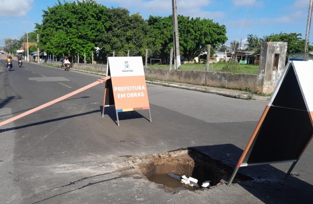 Em Parintins, parte da rua Paraíba é interditada após rompimento da tampa de bueiro