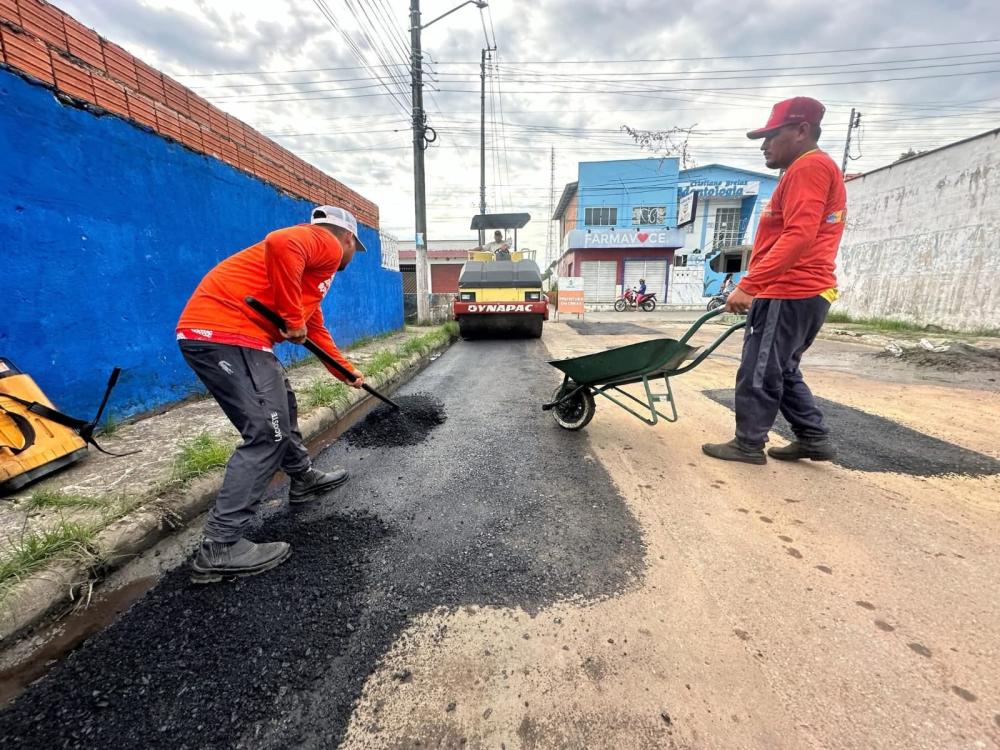 Prefeitura intensifica serviços de infraestrutura de diversos bairros em Parintins