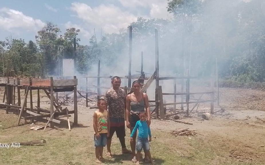 Família perde tudo após ter casa destruída por fogo na zona rural de Parintins