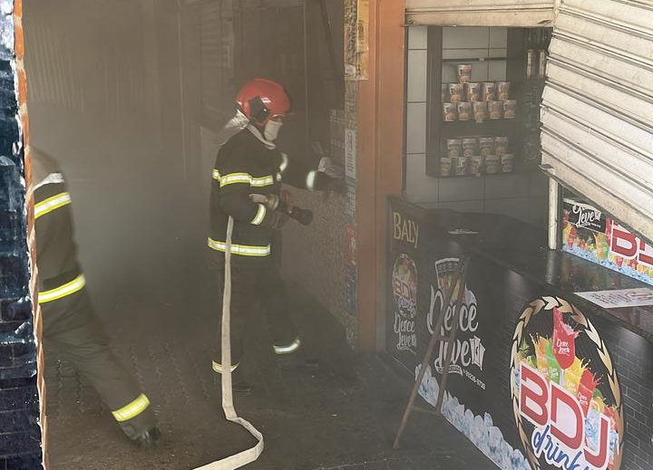 Bombeiros combatem princípio de incêndio em bar no centro de Parintins