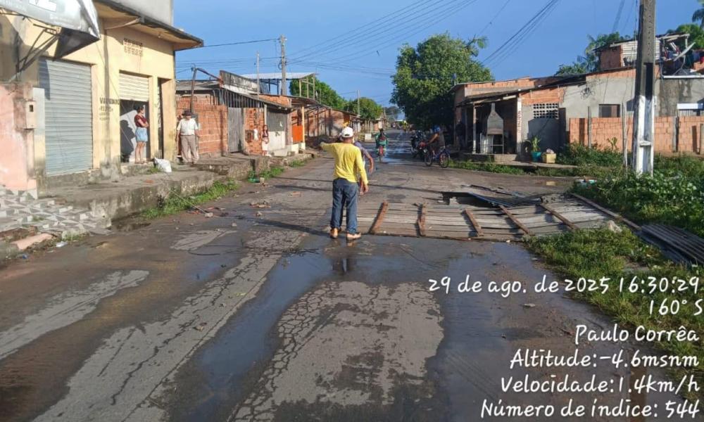 Em Parintins, temporal destelha casa no bairro Paulo Corrêa
