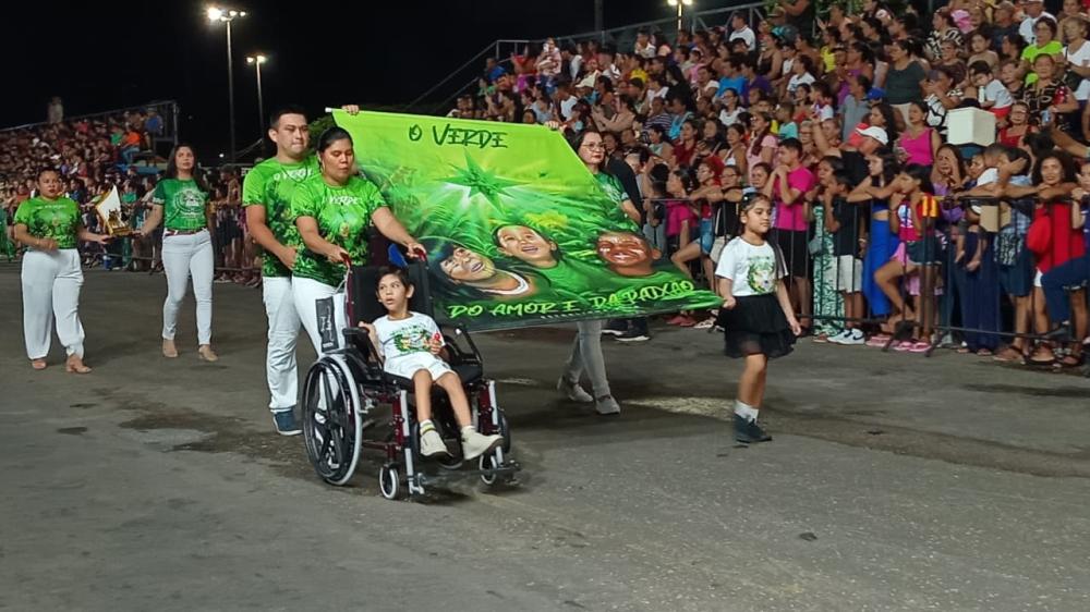 Boi Estrelinha leva inclusão e cultura ao Desfile Cívico em Parintins