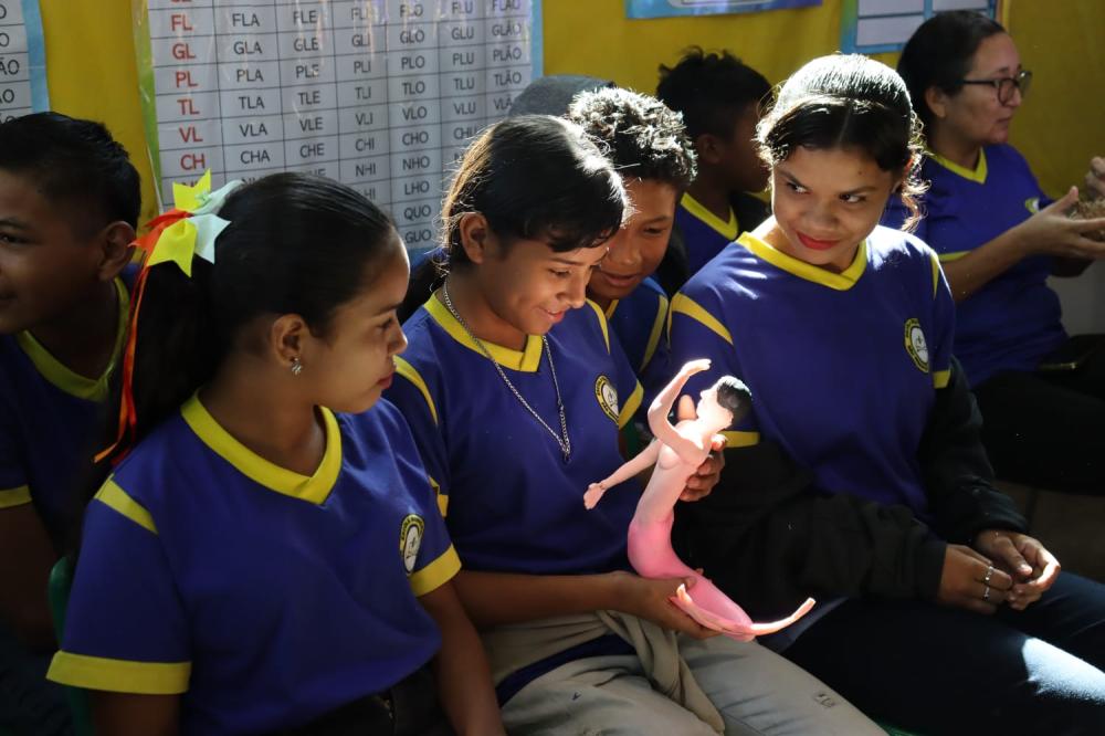 Projeto Metamorfos valoriza encantaria amazônica e arte da modelagem em Parintins