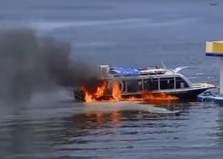 Lancha de Turismo pega fogo durante abastecimento em Nhamundá