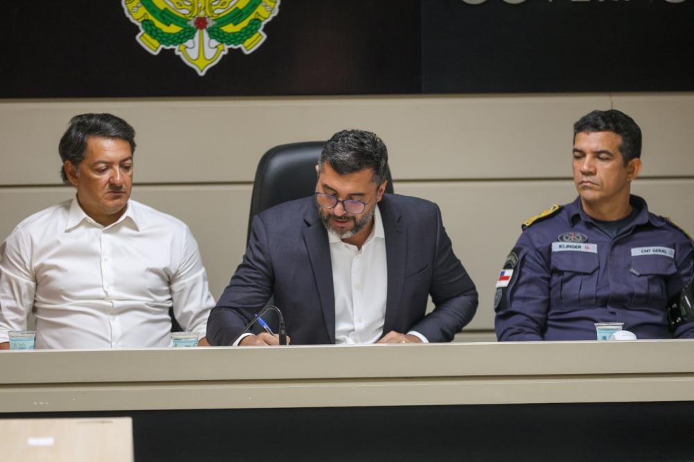 Wilson Lima sanciona lei que autoriza uso de armas de choque por mulheres no Amazonas