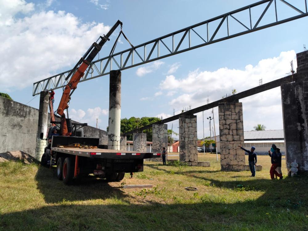 Paróquia São Sebastião inicia montagem do telhado da nova igreja matriz