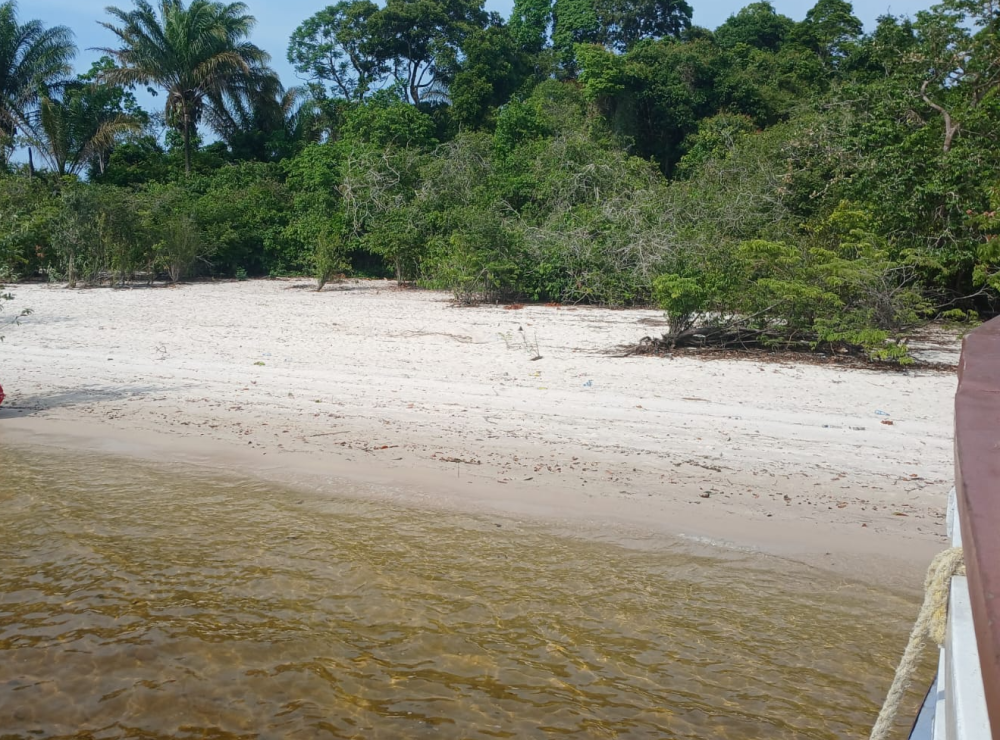 Mulher escapa de afogamento após ser surpreendida com buraco em praia de Parintins