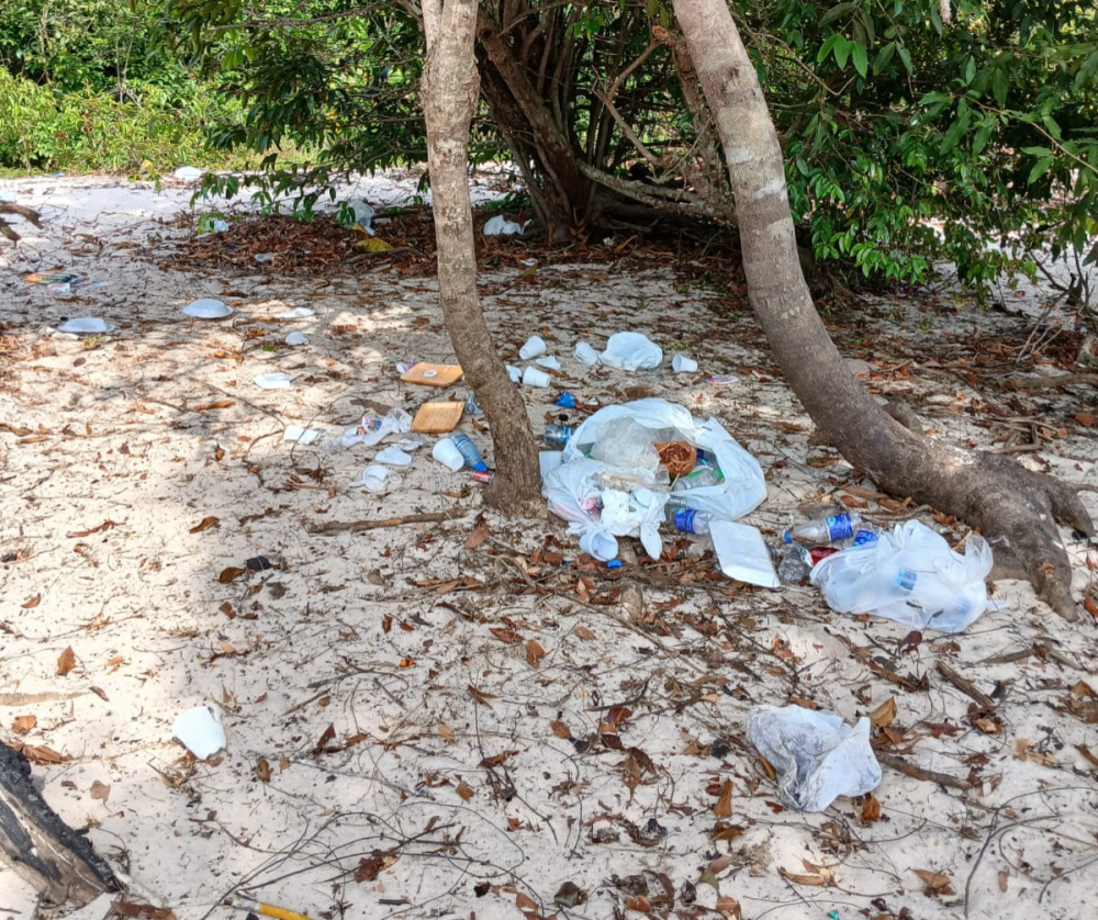 Lixo toma conta da praia de Itaracuera do rio Uaicurapá